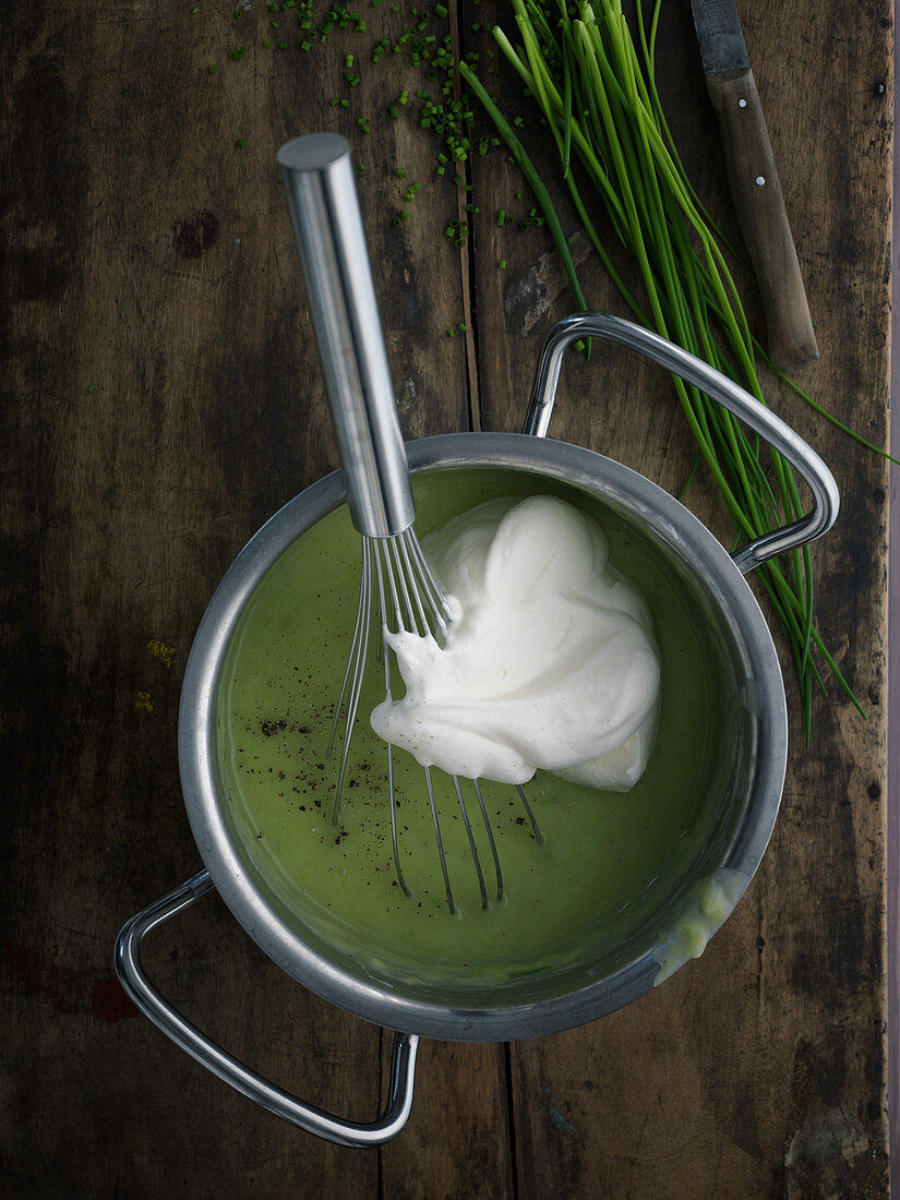 Vegetarian leek and potato soup wit cream (seen from above)