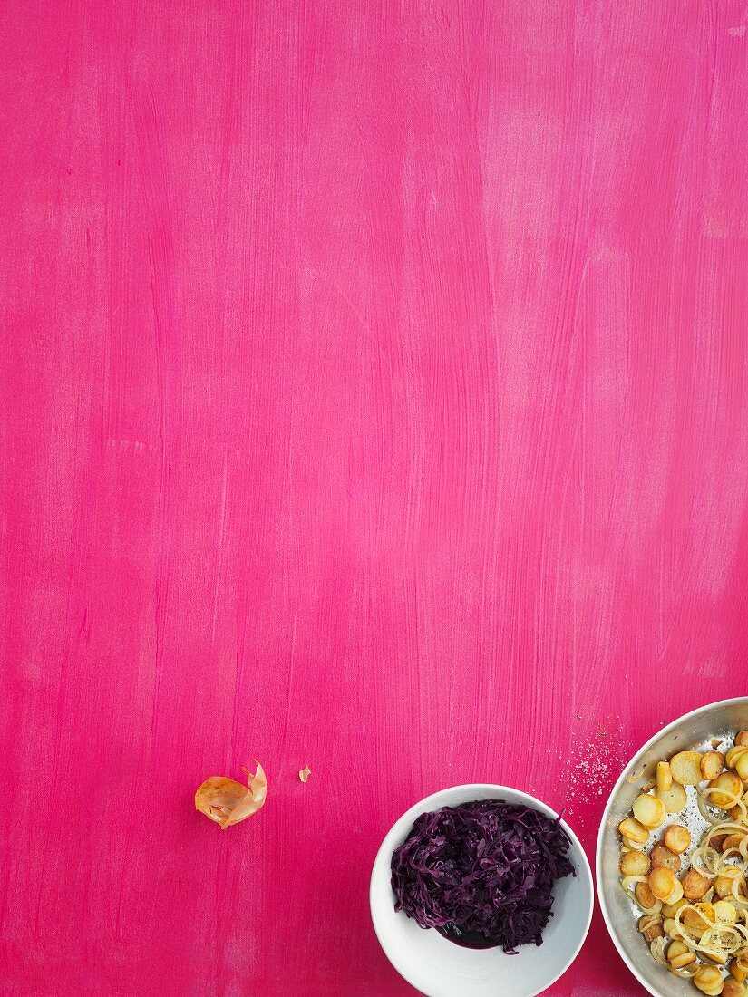 Crispy fried potatoes with red cabbage (seen from above)