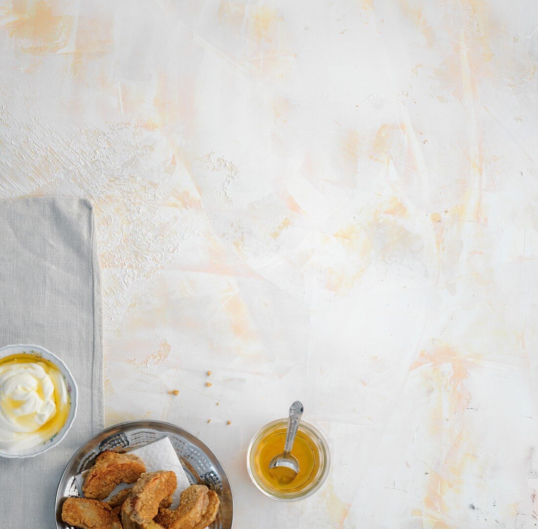 Ausgebackene Apfelspalten mit griechischem Joghurt & Honig