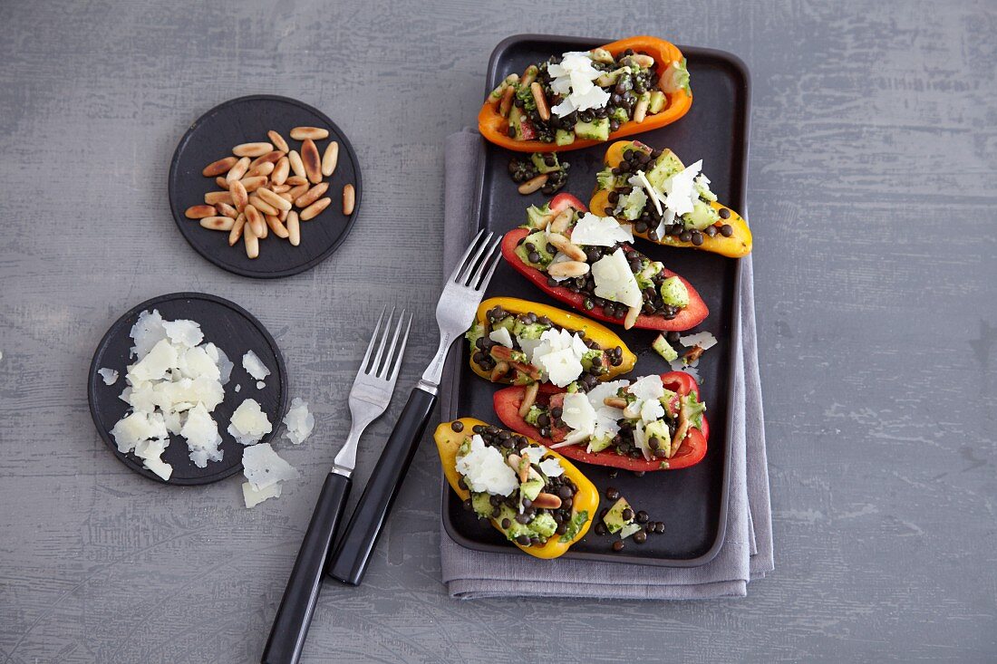 Mini peppers filled with lentils and pesto