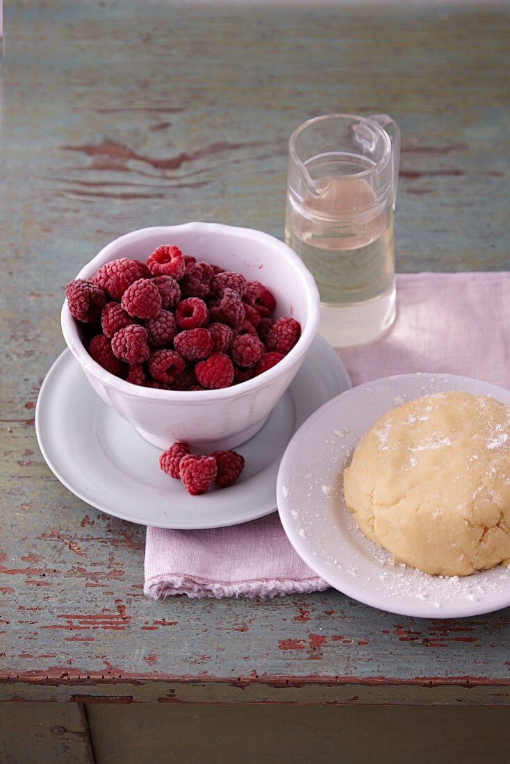 Kuchenteig und gefrorene Himbeeren