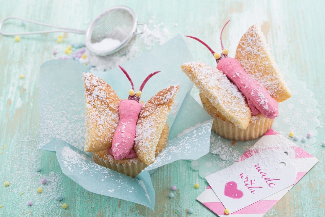 Schmetterling-Cupcakes mit Himbeer-Topping