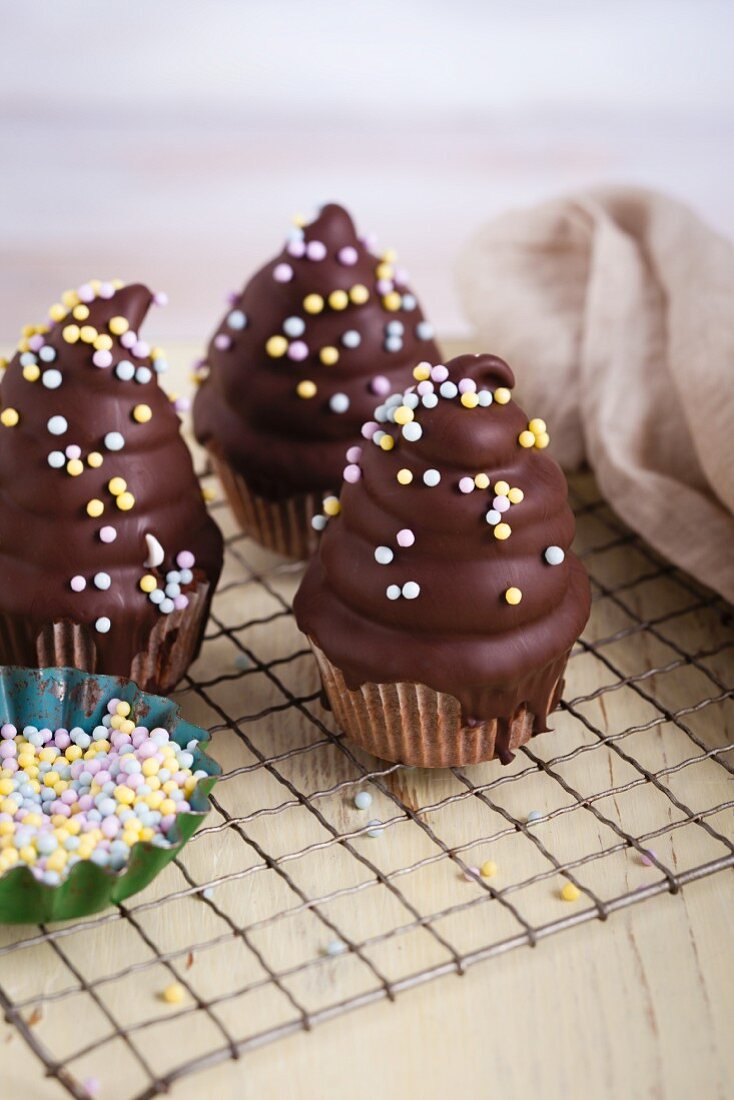 Strawberry meringue cupcakes with dark chocolate glaze
