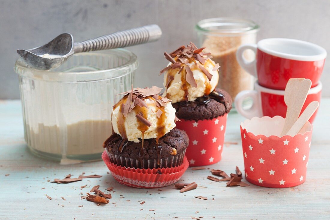 Eiskaffee-Cupcakes mit Vanilleeis-Topping