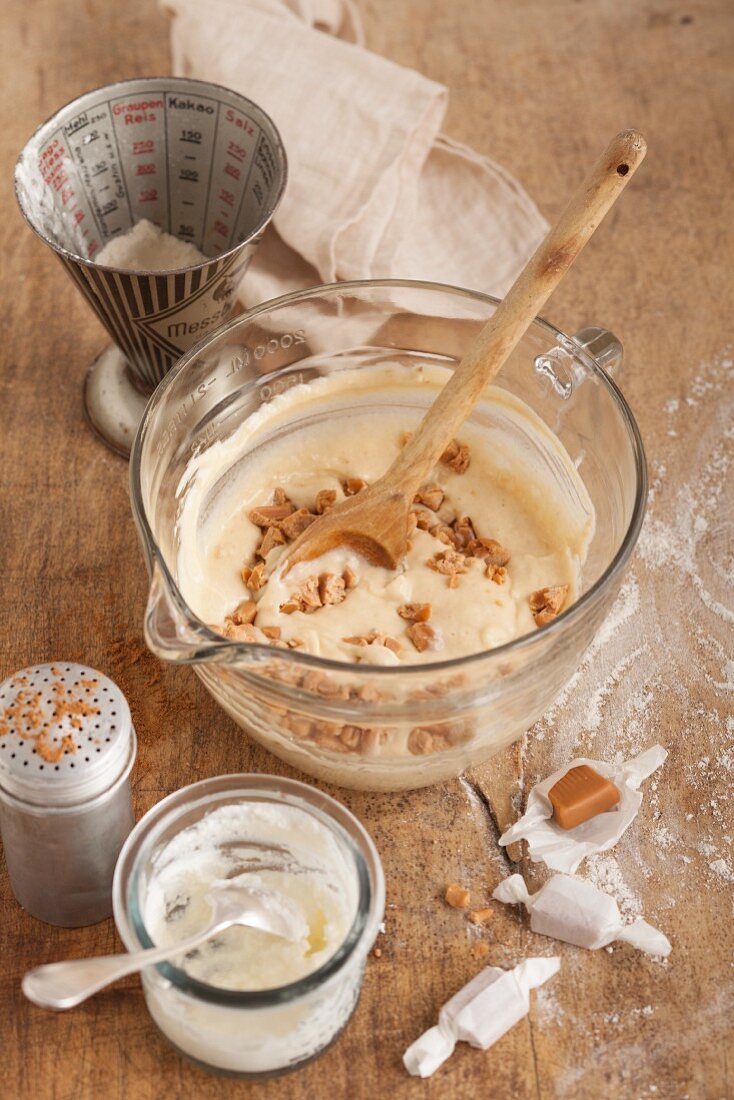 Toffee cream being made