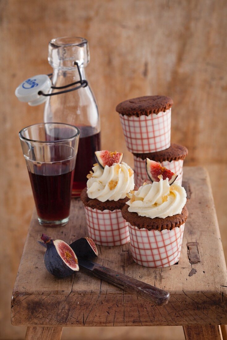 Rotwein-Cupcakes mit Ingwer-Frischkäse-Topping
