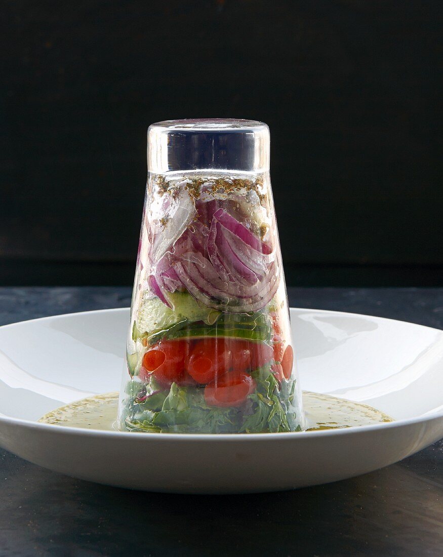 Salat im Glas auf Vinaigrette
