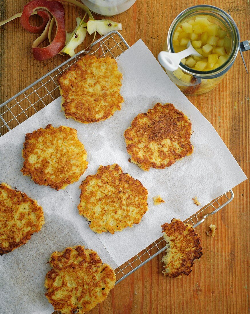 Reibekuchen mit Apfelkompott