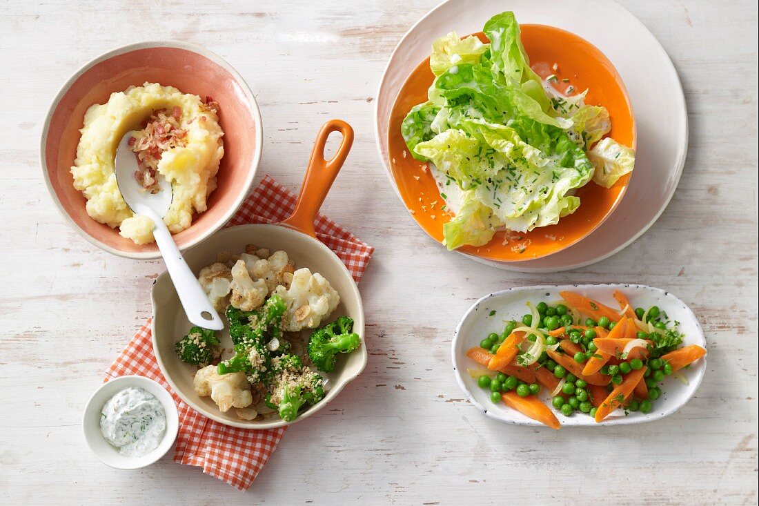 Blumenkohl und Brokkoli aus der Pfanne, Erbsen und Möhren, Kopfsalat mit Sahnedressing und Stampfkartoffeln mit Buttermilch