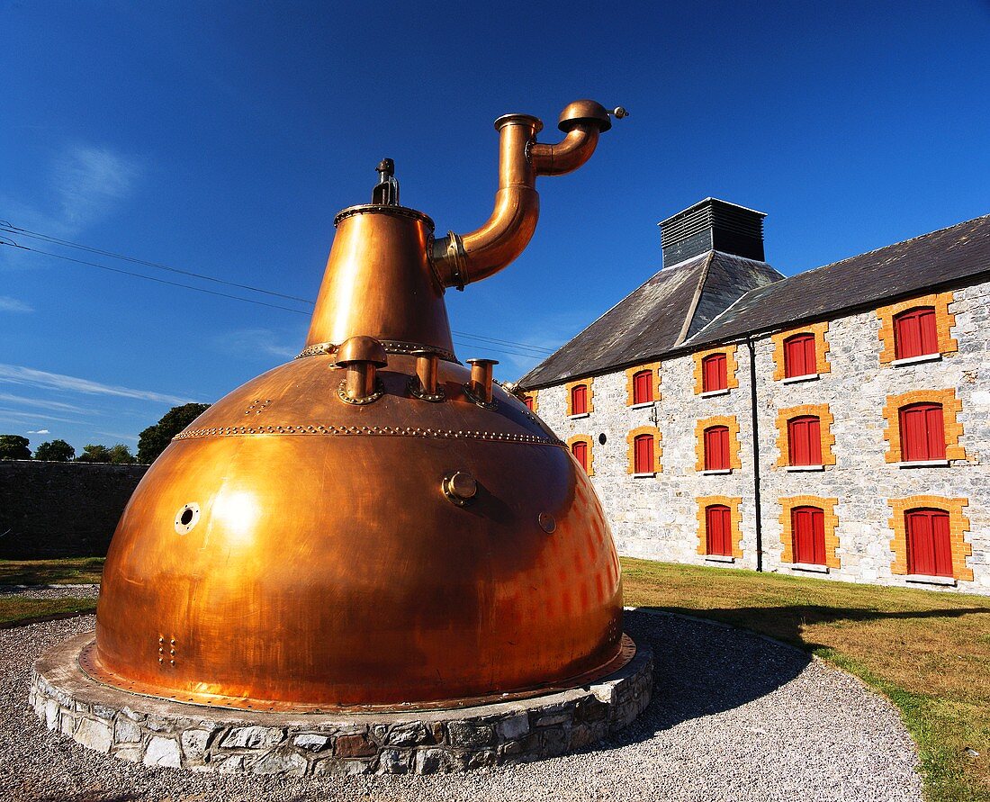 Musealer Kupferkolben vor Midleton Whiskey Distillery, Irland