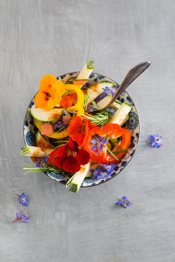 Paprika-Zucchini-Salat mit Kapuzinerkresseblüten, Borretschblüten, Rosmarin und Chiligewürz