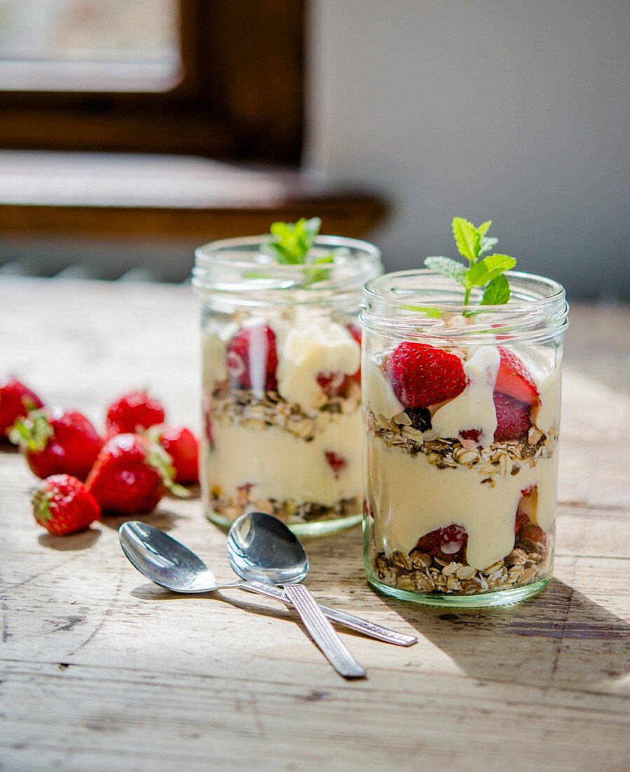 Geschichtetes Joghurtmüsli mit Erdbeeren