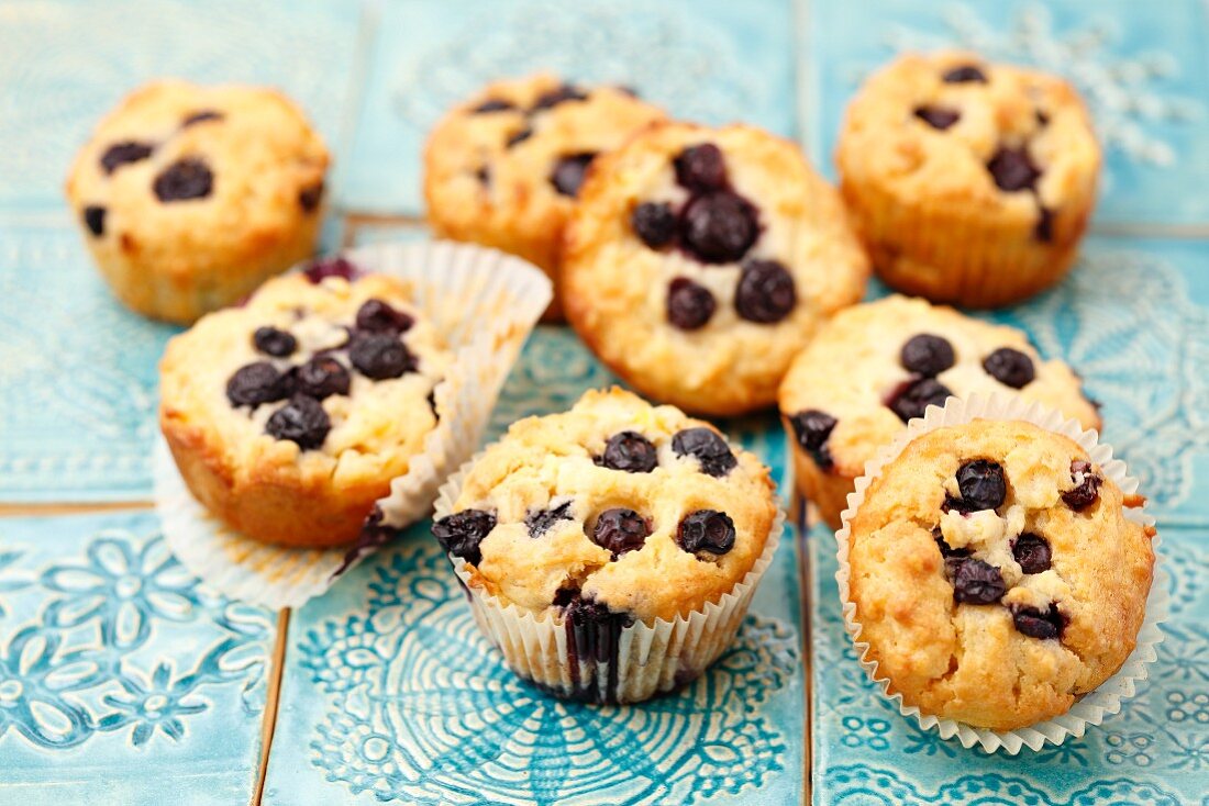 Oat muffins with apples and blueberries