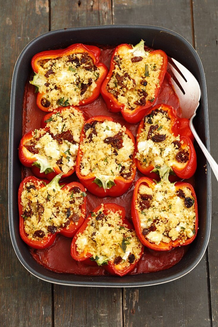 Gefüllte Paprika mit Couscous, Rosinen, getrockneten Tomaten und Feta