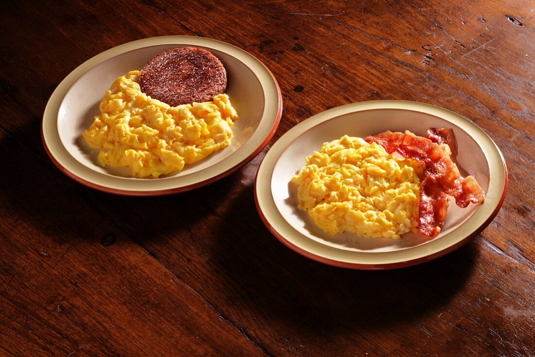 Scrambled egg with sausage and with crispy bacon