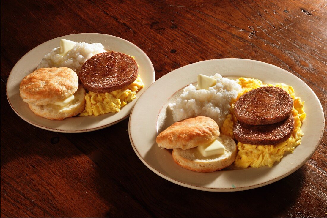 Scrambled eggs with sausages, grits and American biscuits