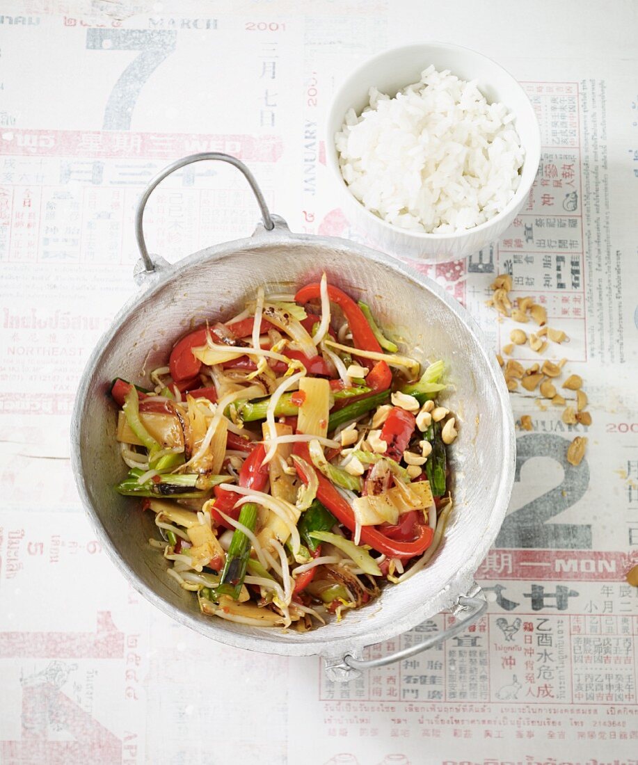 Veganes Chop-Suey mit buntem Gemüse aus dem Wok