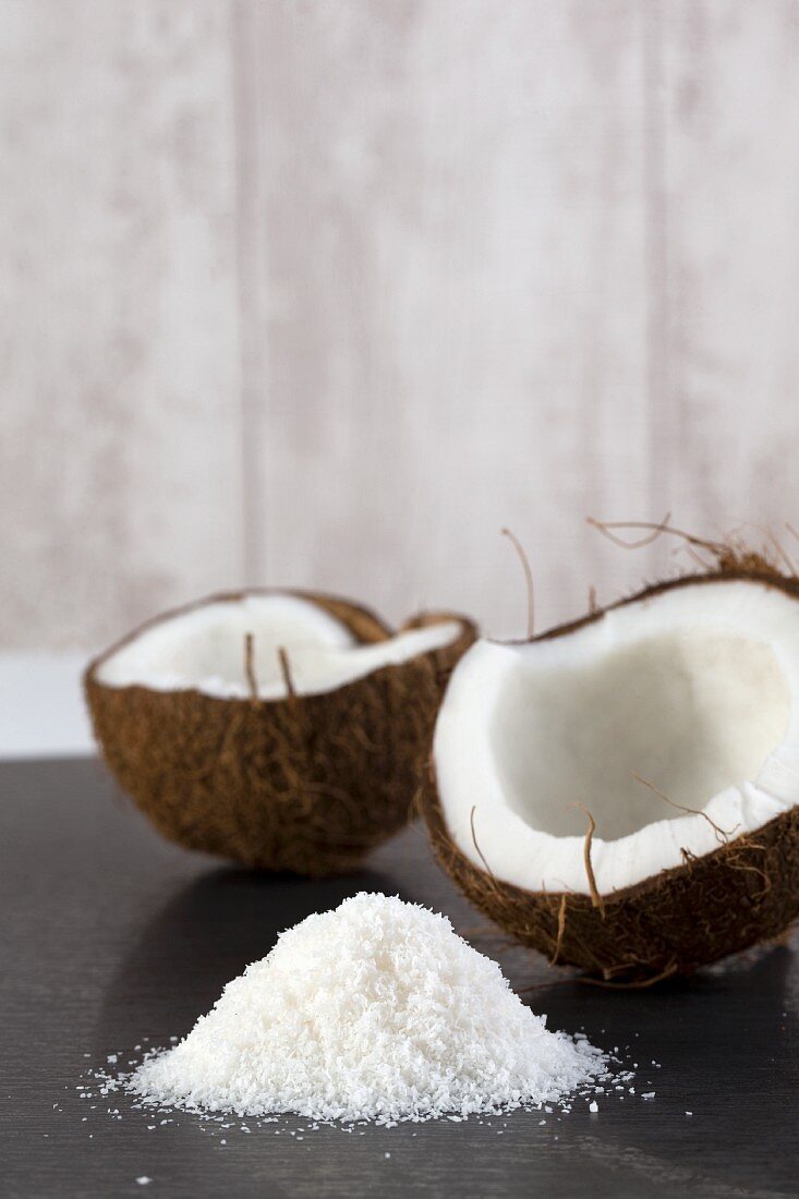 Kokosnusshälften mit Kokosraspeln