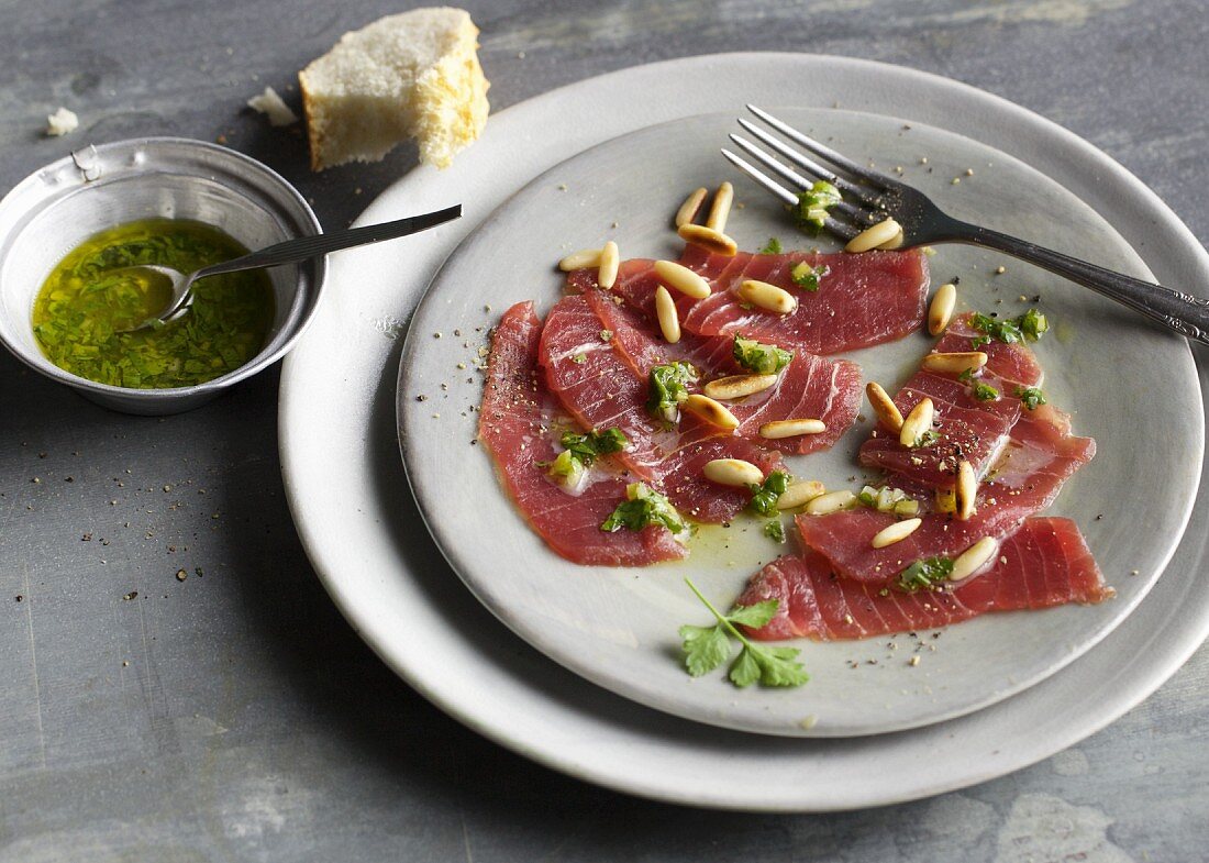 Thunfisch-Carpaccio mit Petersilienvinaigrette und Pinienkernen