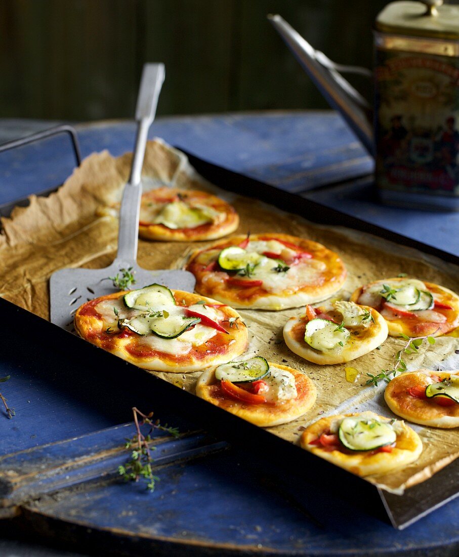 Schnelle Minipizzen mit Zucchini und roter Paprika