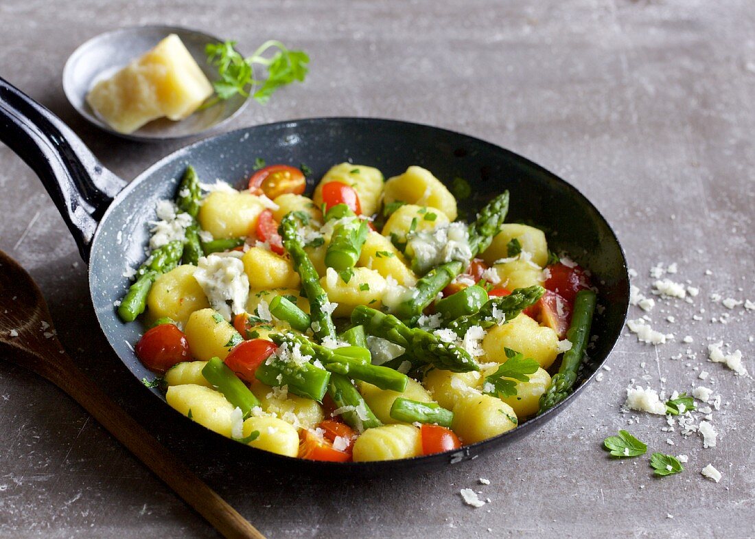 Gnocchi-Pfanne mit grünem Spargel und Kirschtomaten