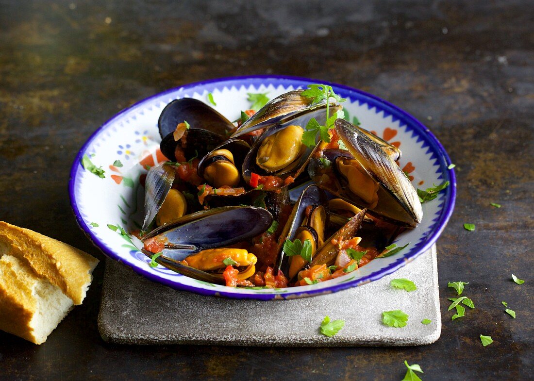 Schnelle Muscheln in Tomaten-Peperoncino-Sauce