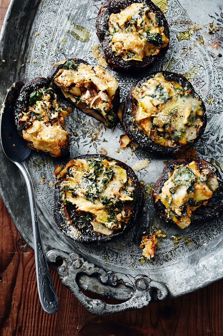 Portobello mushrooms filled with spinach, artichokes and goat's cream cheese (Turkey)