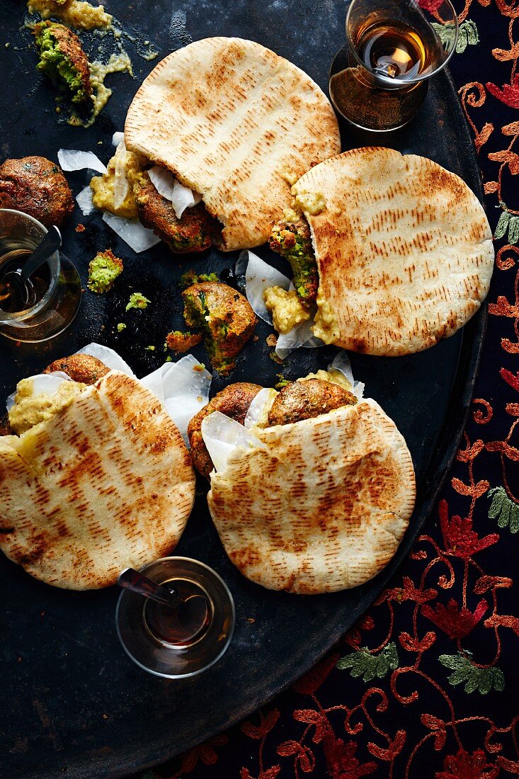 Kleine Pitabrote gefüllt mit Curry-Falafel (Türkei)