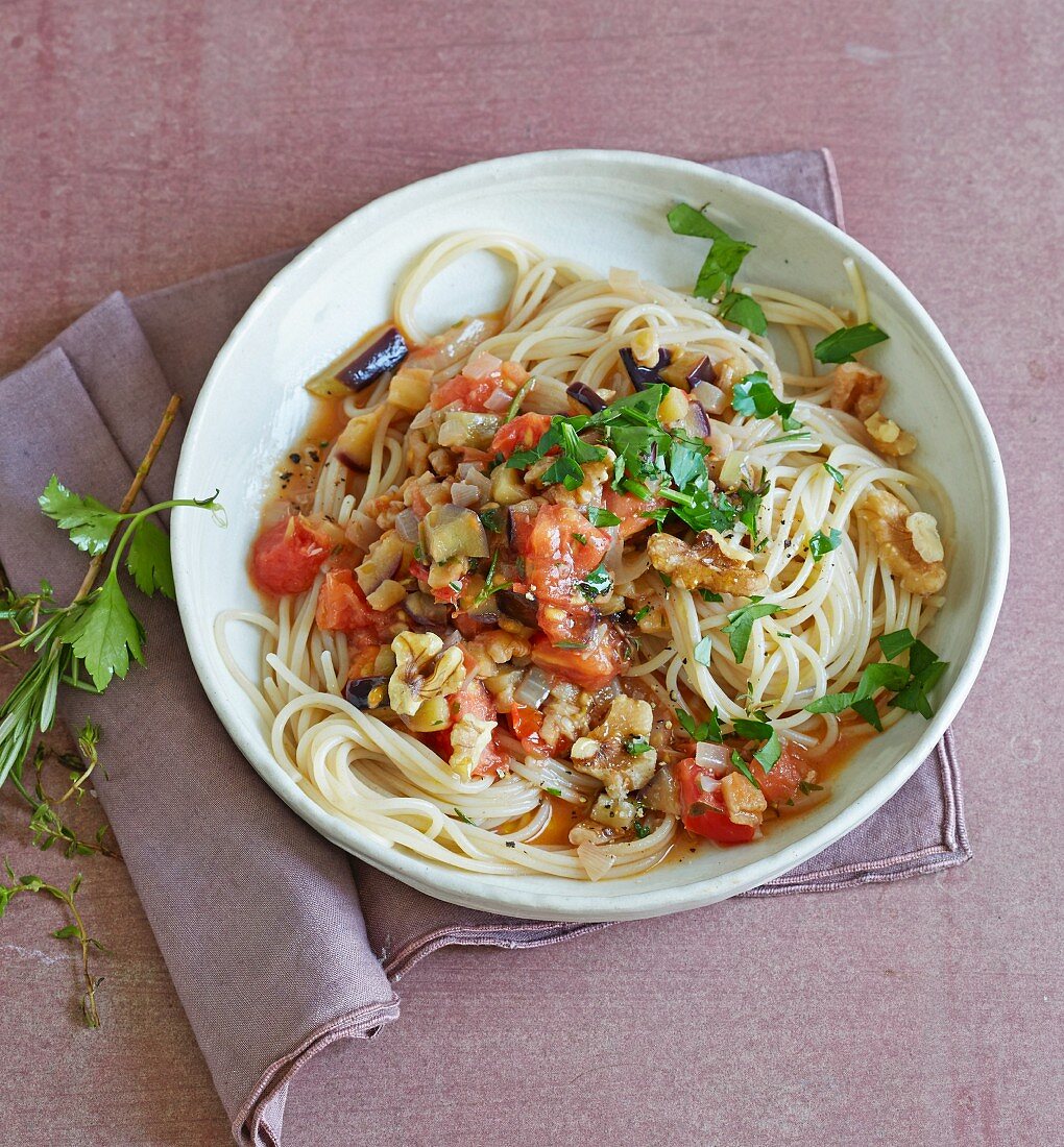 Kamut-Spaghetti mit Auberginen-Nuss-Sauce