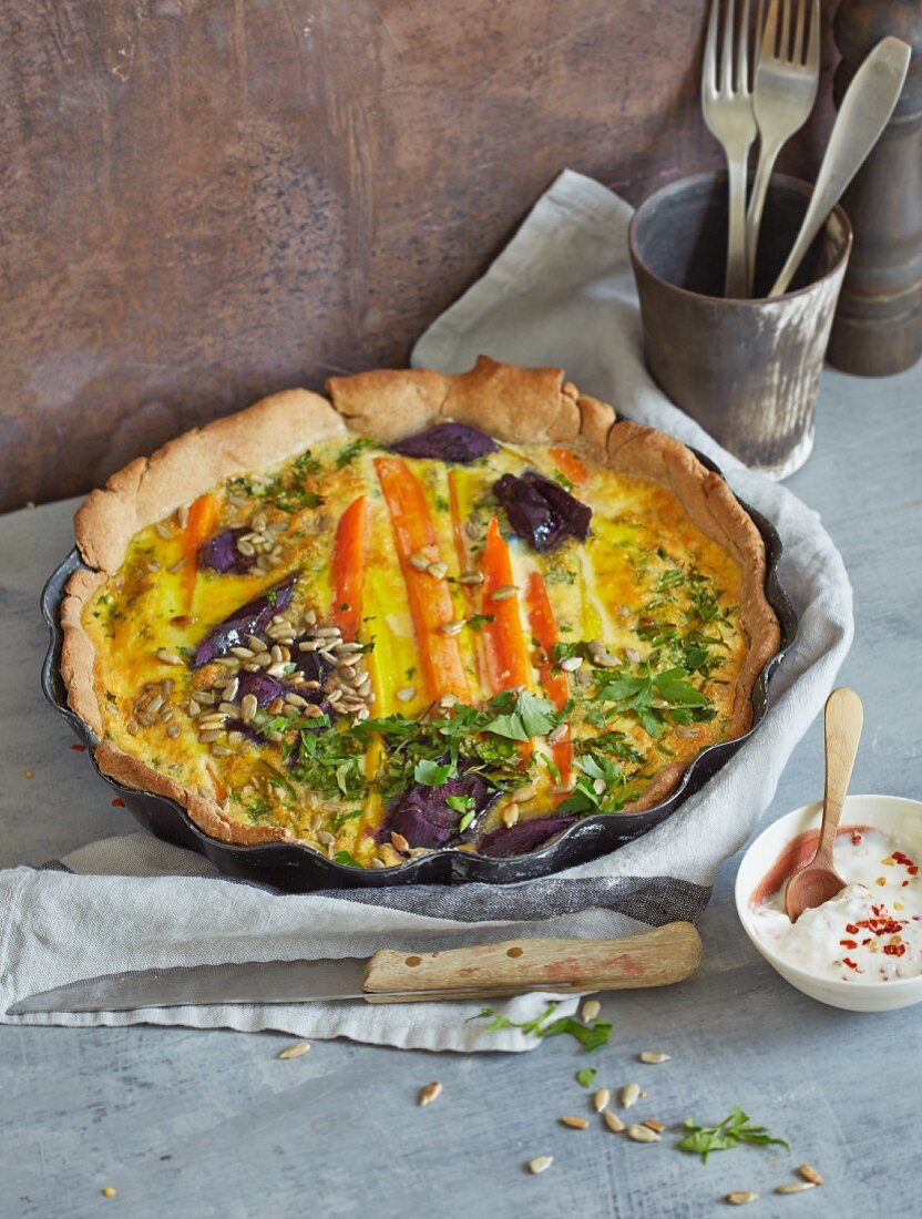 Bunte Möhrenquiche mit Sonnenblumenkernen & Joghurtdip