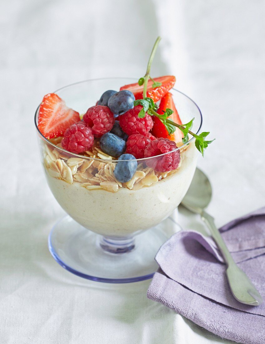 Mandel-Flammeri mit frischen Beeren