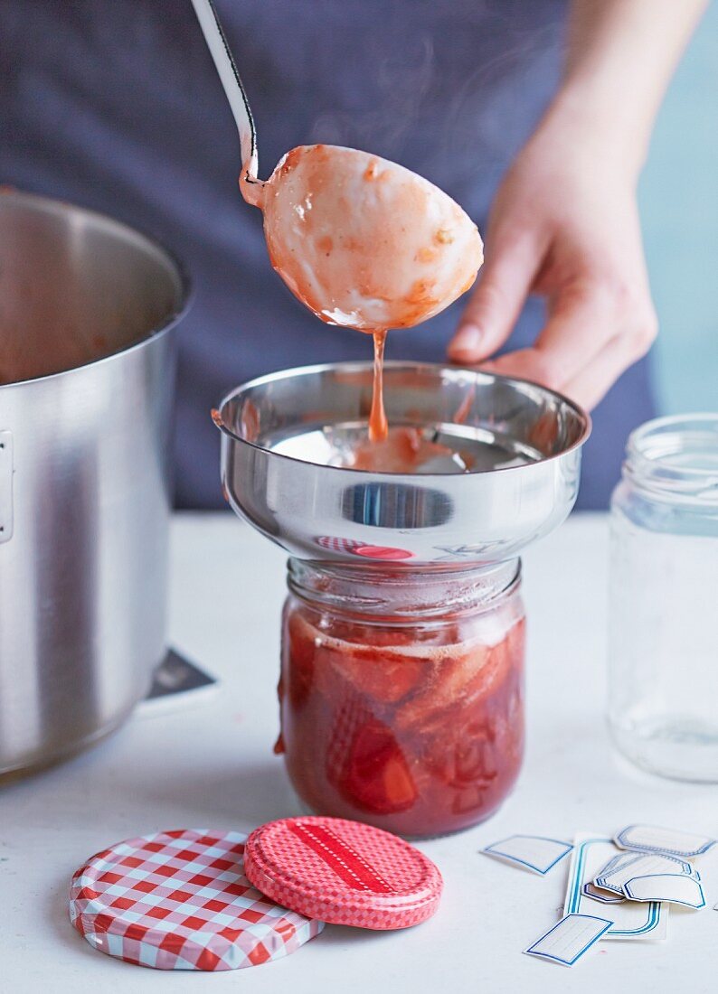 Selbstgemachte Marmelade in Gläser abfüllen