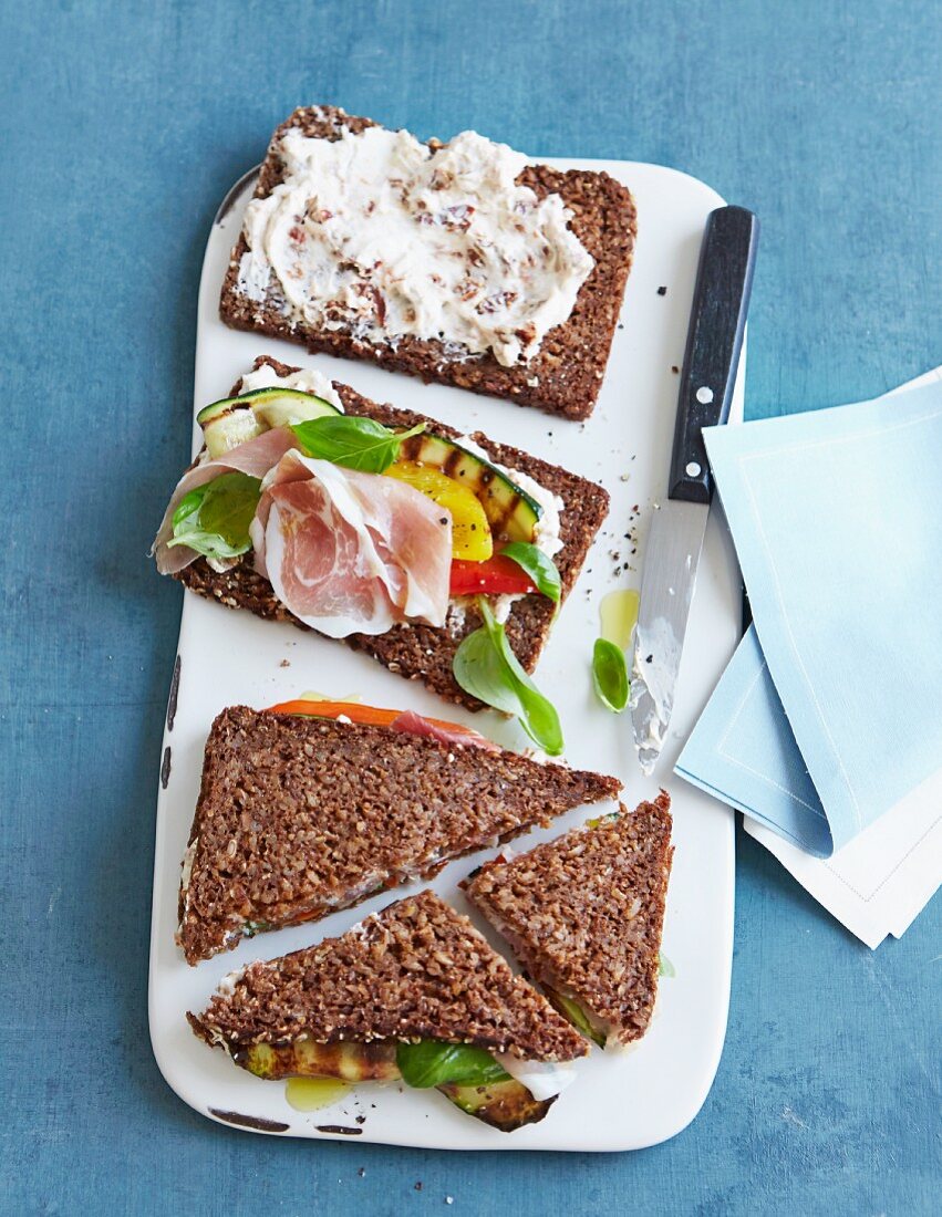 Mediterranean tramezzini with wholemeal bread, ham and vegetables