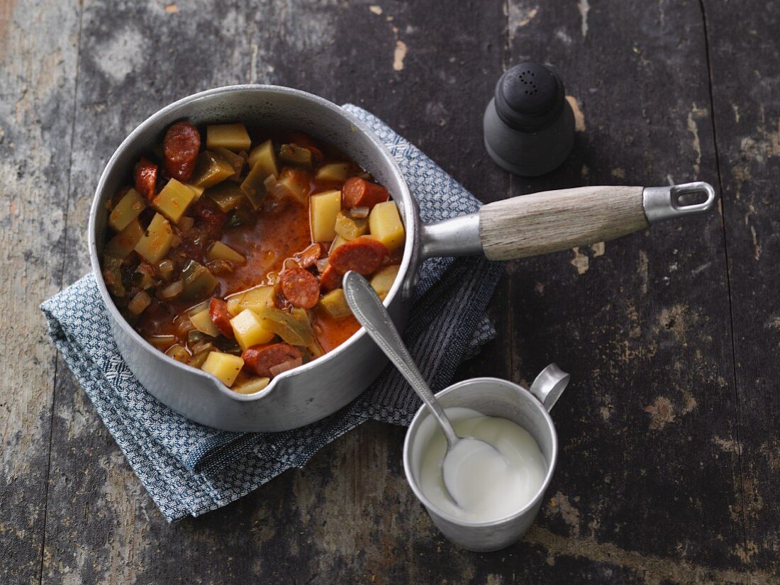 Burgenländer Kartoffelgulasch mit Debrecziner