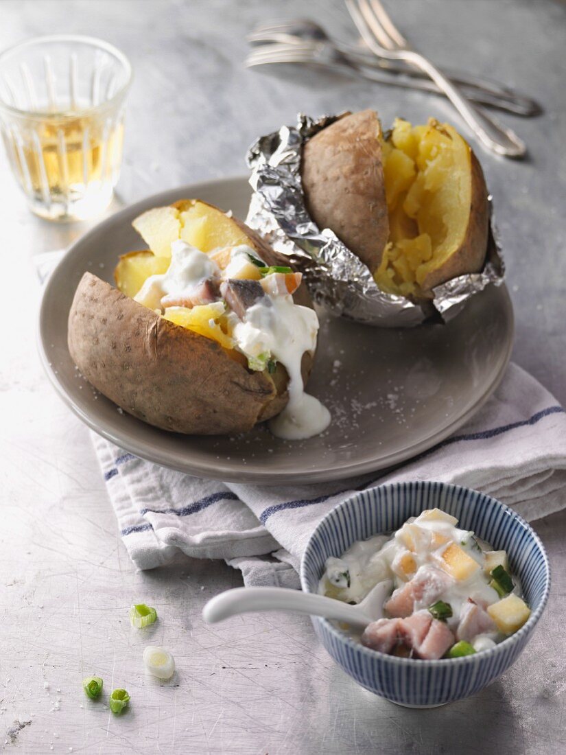 Baked potatoes with soused herring à la bonne femme