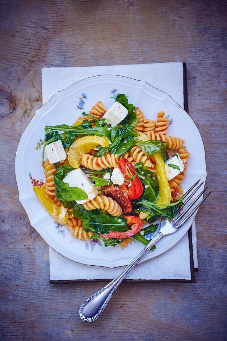 Nudelsalat mit Rucola und Ziegenkäse