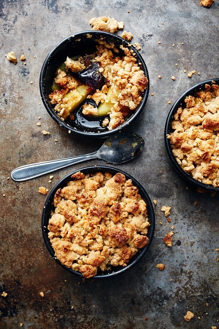 Date crumble with caramelised quinces (Turkey)