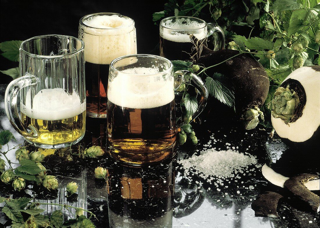 Stillleben mit mehreren verschiedenen Gläsern Bier