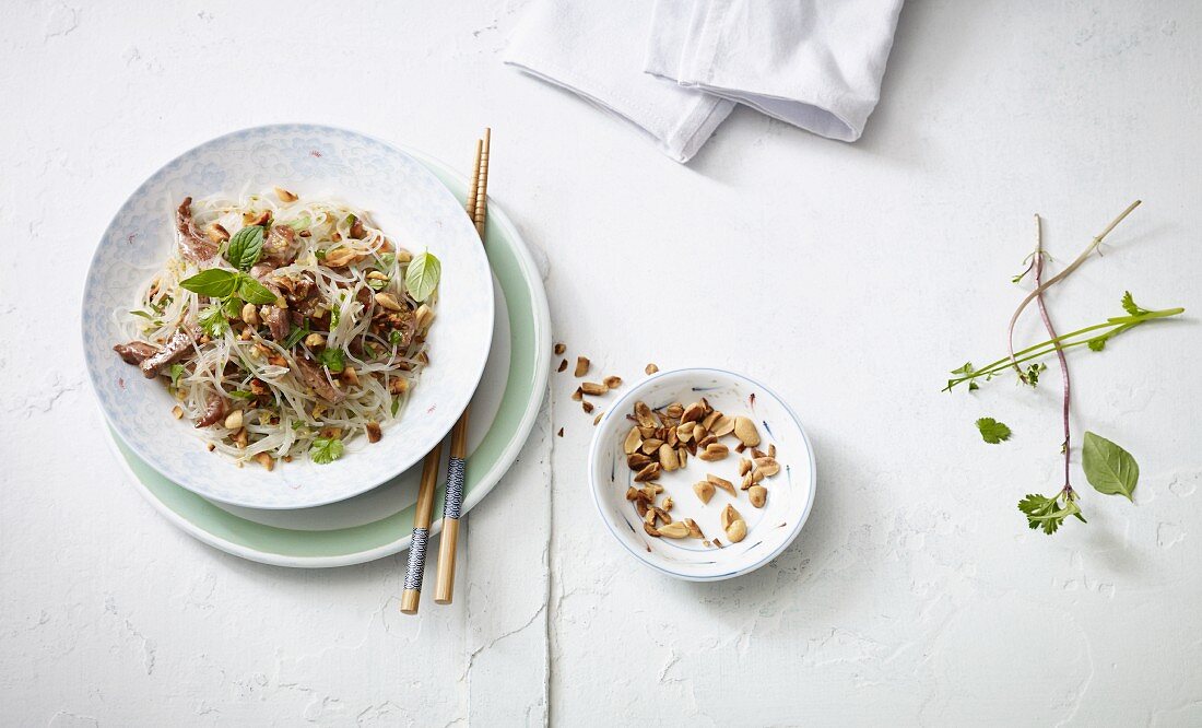 Glasnudeln mit Entenbrust, Erdnüssen & Koriander aus dem Wok