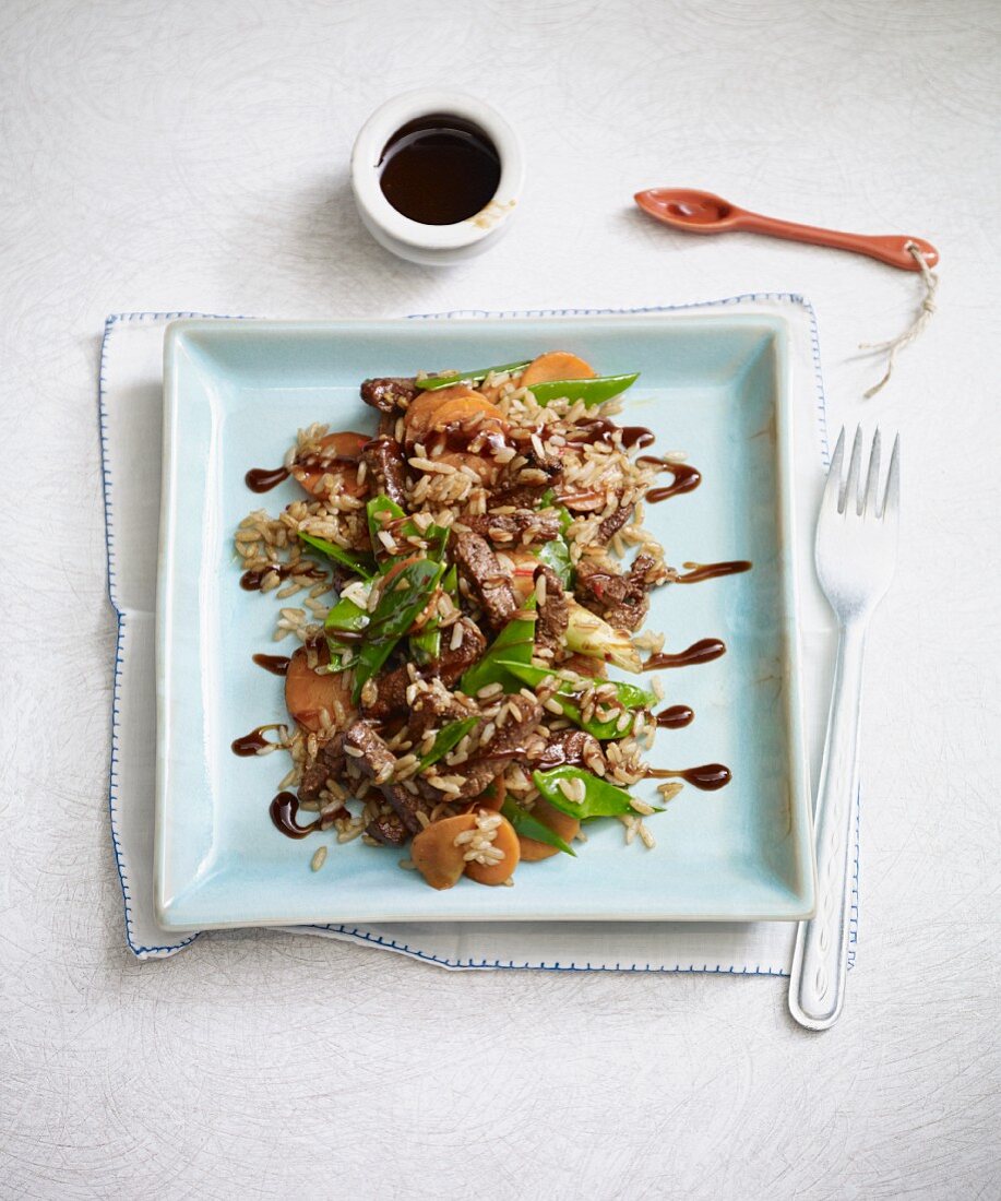 Pfannengerührter Bratreis mit Schweinefilet & Sojasauce (Asien)