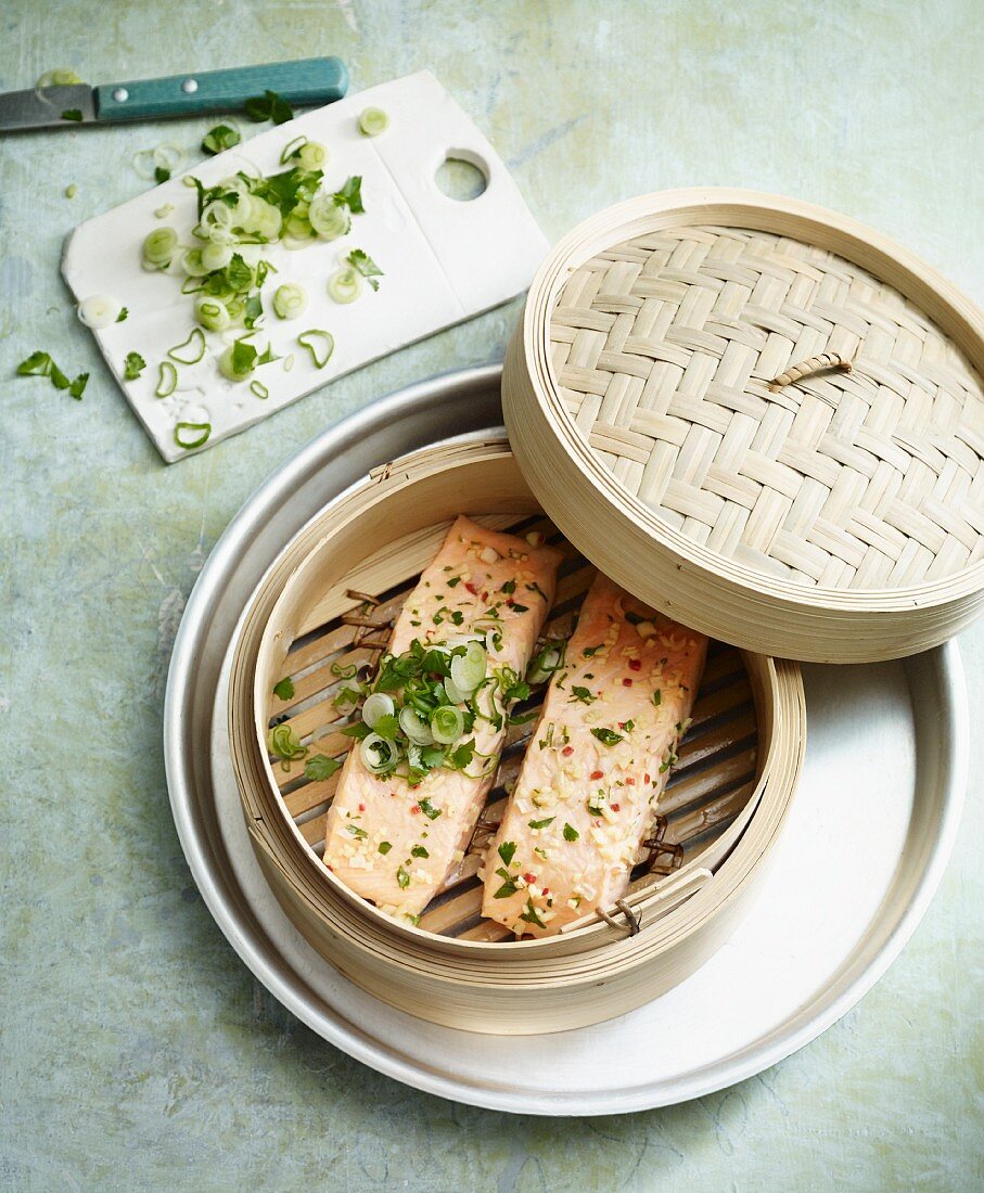 Salmon with chilli and coriander in a steamer basket (Asia)