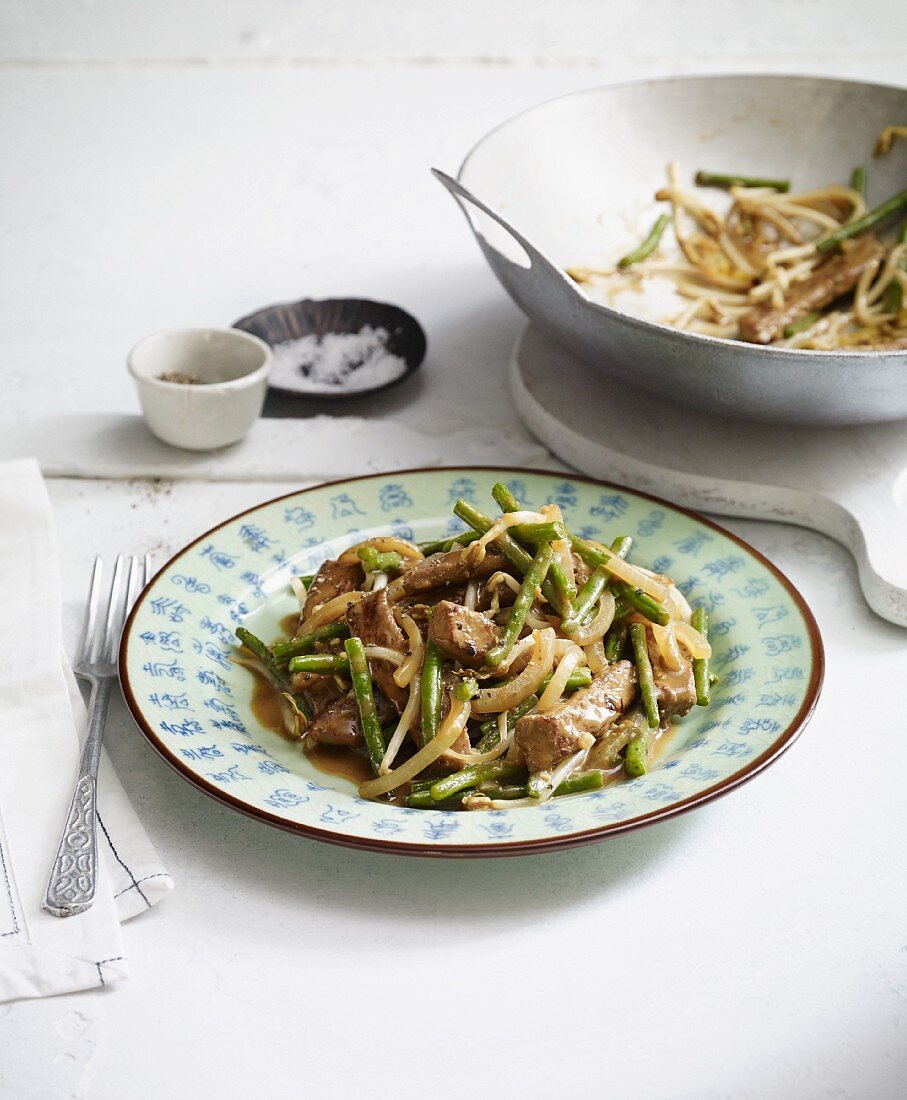 Stir-fried beef with green beans and mung bean sprouts