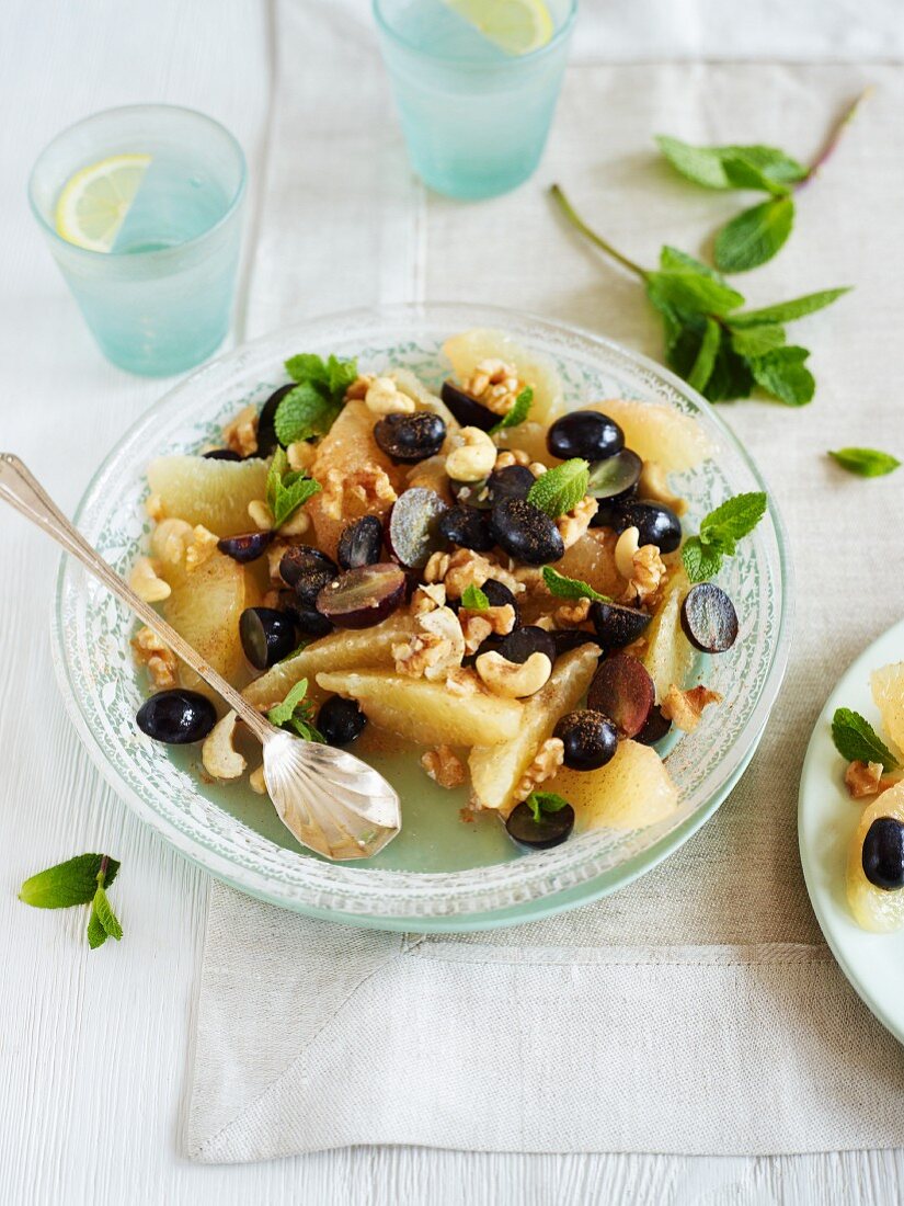 Grapefruitsalat mit Trauben, Nüssen und Minze