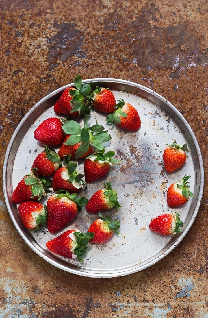Frische Erdbeeren auf Silbertablett
