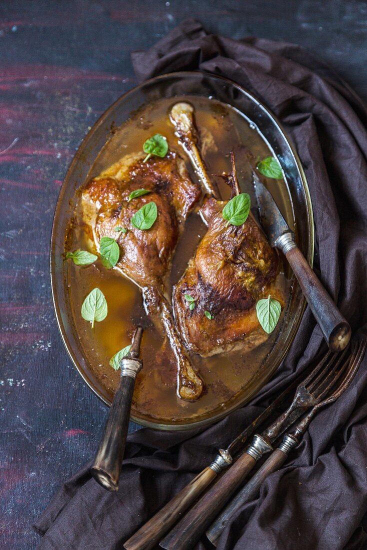 Goose legs in a beer broth (seen from above)