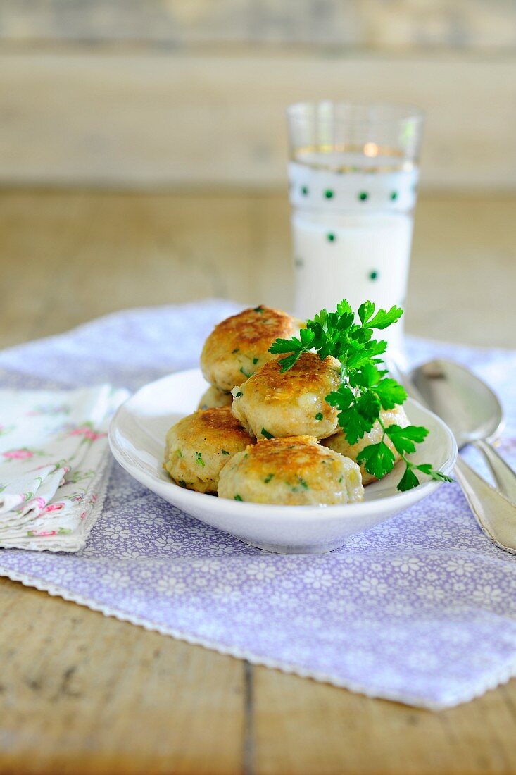 Kaspressknödel (cheesy bread dumplings with herbs) with parsley