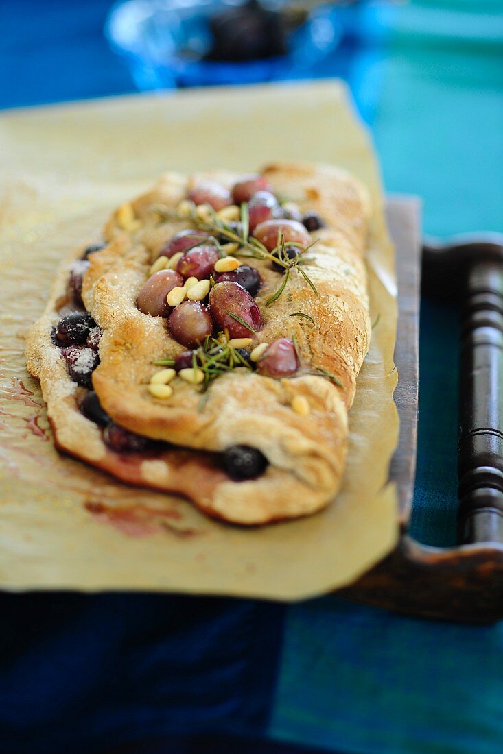 Focaccia all'uva (spicy unleavened bread with grapes, Italy)