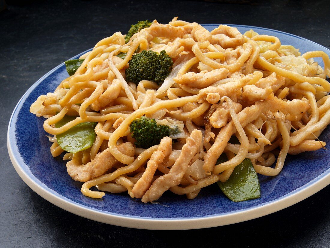 Chicken Lo Mein with broccoli