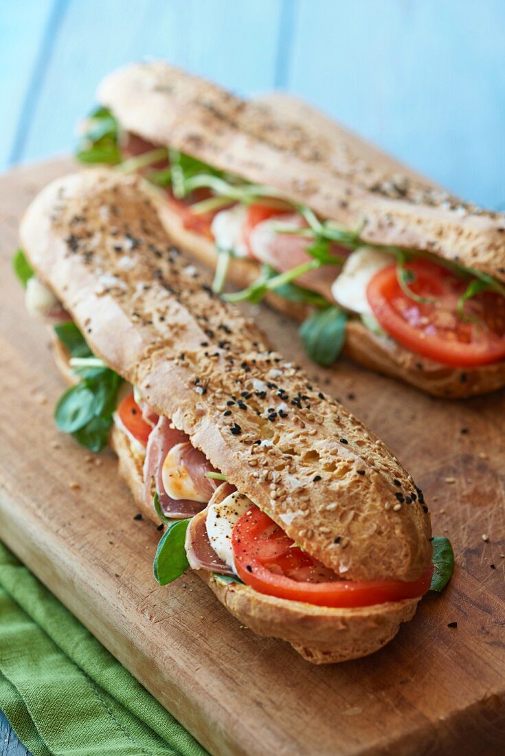 Lange Éclairs mit Schinken, Mozzarella und Tomate