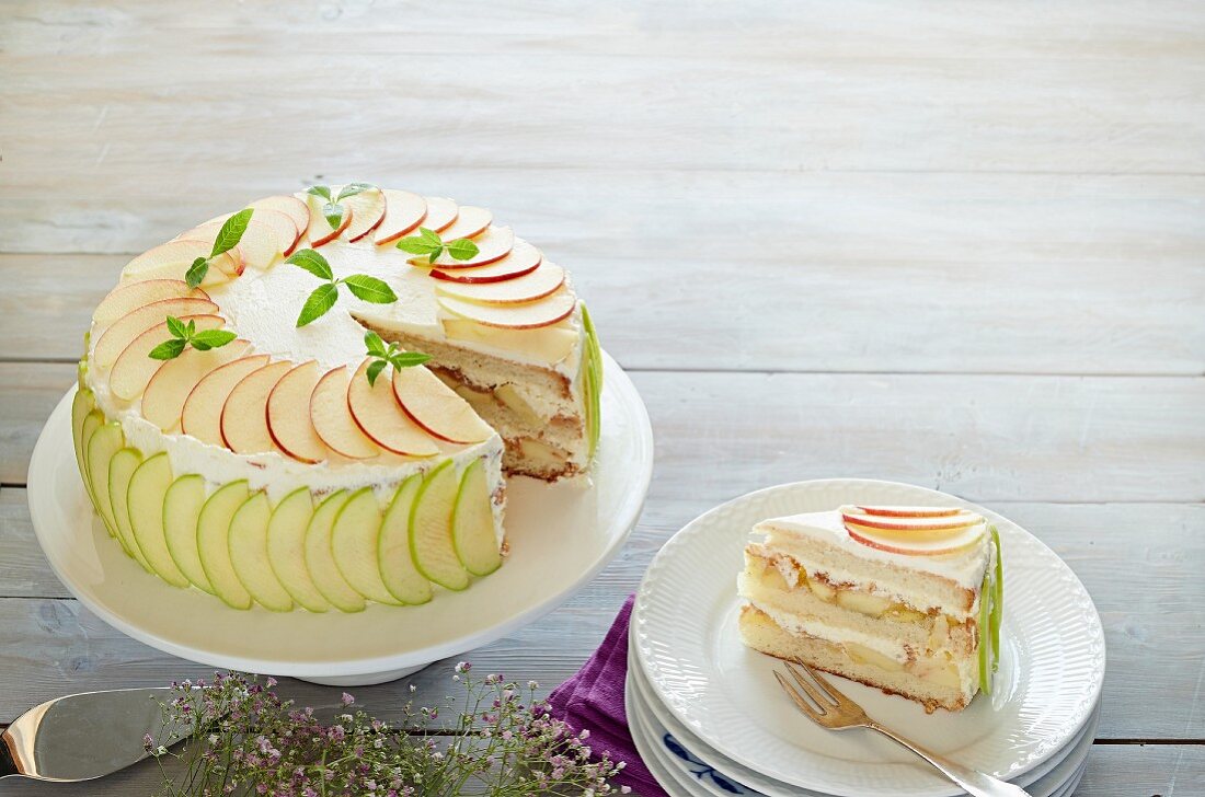 Creamy apple and mint cake